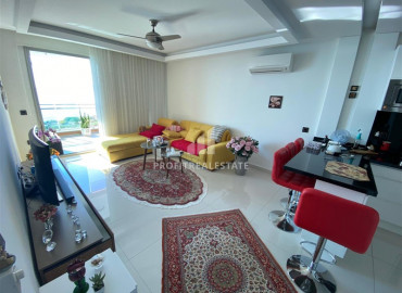 Large furnished one-bedroom apartment on the first coastline in the elite residence Kargicaka ID-6341 фото-4}}