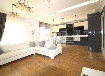 Новая квартира для большой семьи, планировки 4+1 на берегу моря в популярном районе Соли, Мерсин ID-8365 фото-1