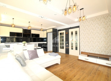 Новая квартира для большой семьи, планировки 4+1 на берегу моря в популярном районе Соли, Мерсин ID-8365 фото-3