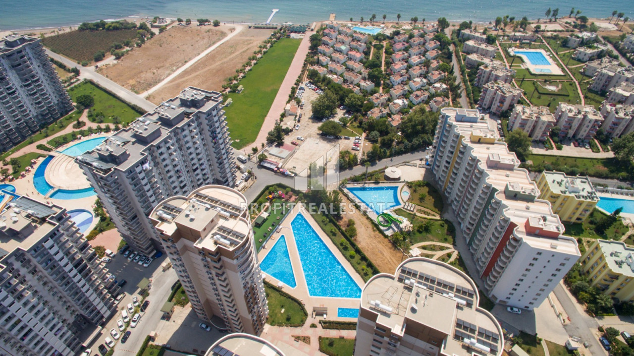 Two bedroom apartment of different sizes on different floors in a premium class residence in Cesmeli, Mersin ID-9285 фото-2
