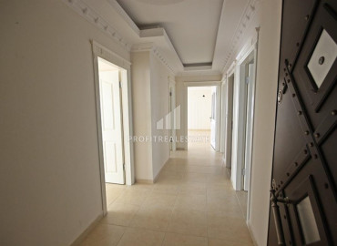 Просторная квартира 3+1 с отдельной кухней в доме городского типа в 250 метрах от моря в Махмутларе ID-9694 фото-16