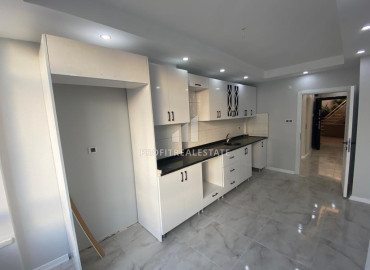 Квартира с тремя спальнями, 140м², с отдельной кухней, в микрорайоне Мендерес, Соли, Мерсин ID-10858 фото-4