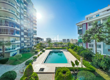 Меблированная стильная трехкомнатная квартира 120 м2 с авторским дизайном, застекленными балконами и видом на море, Махмутлар, Аланья ID-10915 фото-1