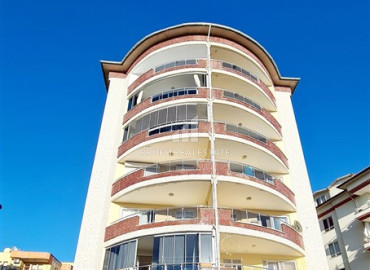 Элегантная трехкомнатная квартира 100 м2, с красивой мебелью, застекленным балконом, в 400 метрах от моря в Тосмуре, Аланья ID-10917 фото-1