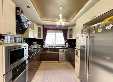 Квартира с тремя спальнями, 185м², с отдельной кухней, в микрорайоне Мендерес, Соли, Мерсин ID-11031 фото-3