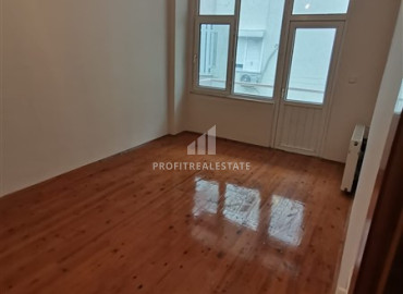 Apartment with three bedrooms, unfurnished, with jacuzzi and separate kitchen, 200 meters from the sea, in the center of Alanya ID-12108 фото-5
