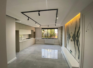 Элегантная квартира 1+1, 55м², с дизайнерским ремонтом на берегу моря в Мезитли, в комплексе с бассейном ID-12306 фото-1