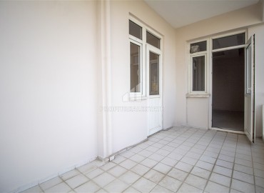 Просторная четырехкомнатная квартира с отдельной кухней и ремонтом, в газифицированном доме, в 1000 метрах от центра Анталии, Дутлубахче, Муратпаша, 140 м2 ID-13574 фото-12