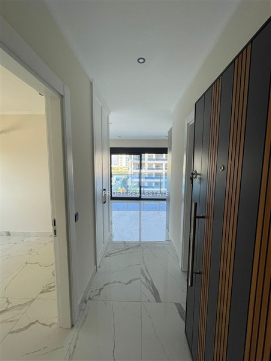 Новая двухкомнатная квартира 55 м2, с чистовой отделкой и кухонным гарнитуром, без мебели, в 150 метрах от моря, Каргыджаке, Аланья ID-14659 фото-2