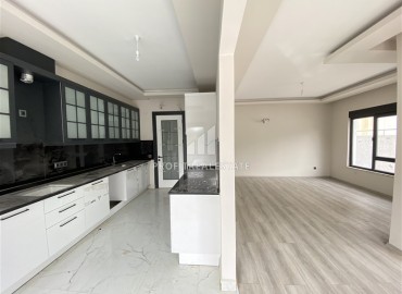 Новая трехкомнатная квартира 110м², без мебели, с чистовой отделкой, кухонным гарнитуром, в центре Аланьи ID-15298 фото-8