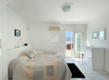 View furnished penthouse with three bedrooms, a jacuzzi and a bright interior 500 meters from the sea, Tosmur, Alanya ID-16153 фото-12