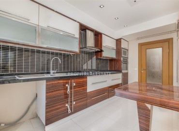 Газифицированная квартира 3+1, 165м², с отдельной кухней и остекленными балконами в Анталии, Коньяалты ID-16575 фото-2