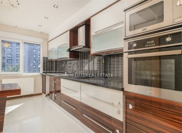 Газифицированная квартира 3+1, 165м², с отдельной кухней и остекленными балконами в Анталии, Коньяалты ID-16575 фото-3