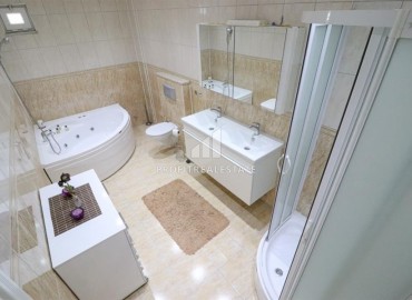 Меблированный четырехкомнатный садовый дуплекс, 150м² в 300м от моря в районе Алании Конаклы под ВНЖ ID-17856 фото-16