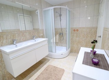 Меблированный четырехкомнатный садовый дуплекс, 150м² в 300м от моря в районе Алании Конаклы под ВНЖ ID-17856 фото-17