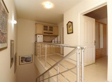 Видовой меблированный пентхаус 3+2, 170м², в комплексе с бассейном в центре Алании, в 800м от моря под ВНЖ ID-17863 фото-16