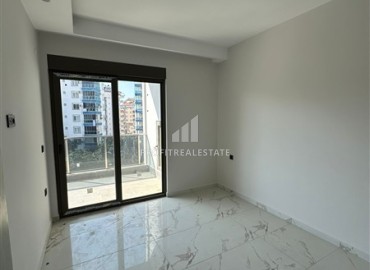 Новая квартира с одной спальней, 50м², в комфортабельном комплексе, в 550м от моря в районе Тосмур, Алания ID-18404 фото-6