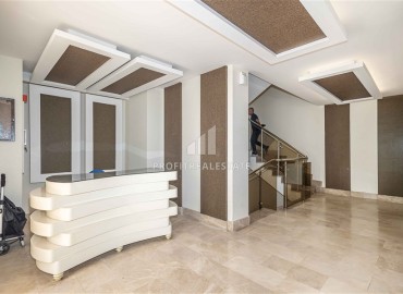 Меблированная двухкомнатная квартира, 55м², в недорогом комплексе в 700м от моря в районе Оба, Алания ID-19112 фото-17