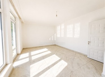 Трехэтажная вилла 4+1, 230м², в комфортабельном комплексе в районе Алании Конаклы, 500м от моря. ID-19275 фото-3